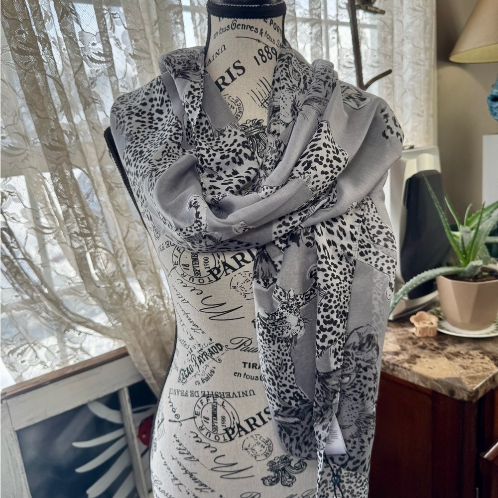 Chic Gray and Black Leopard Print Scarf